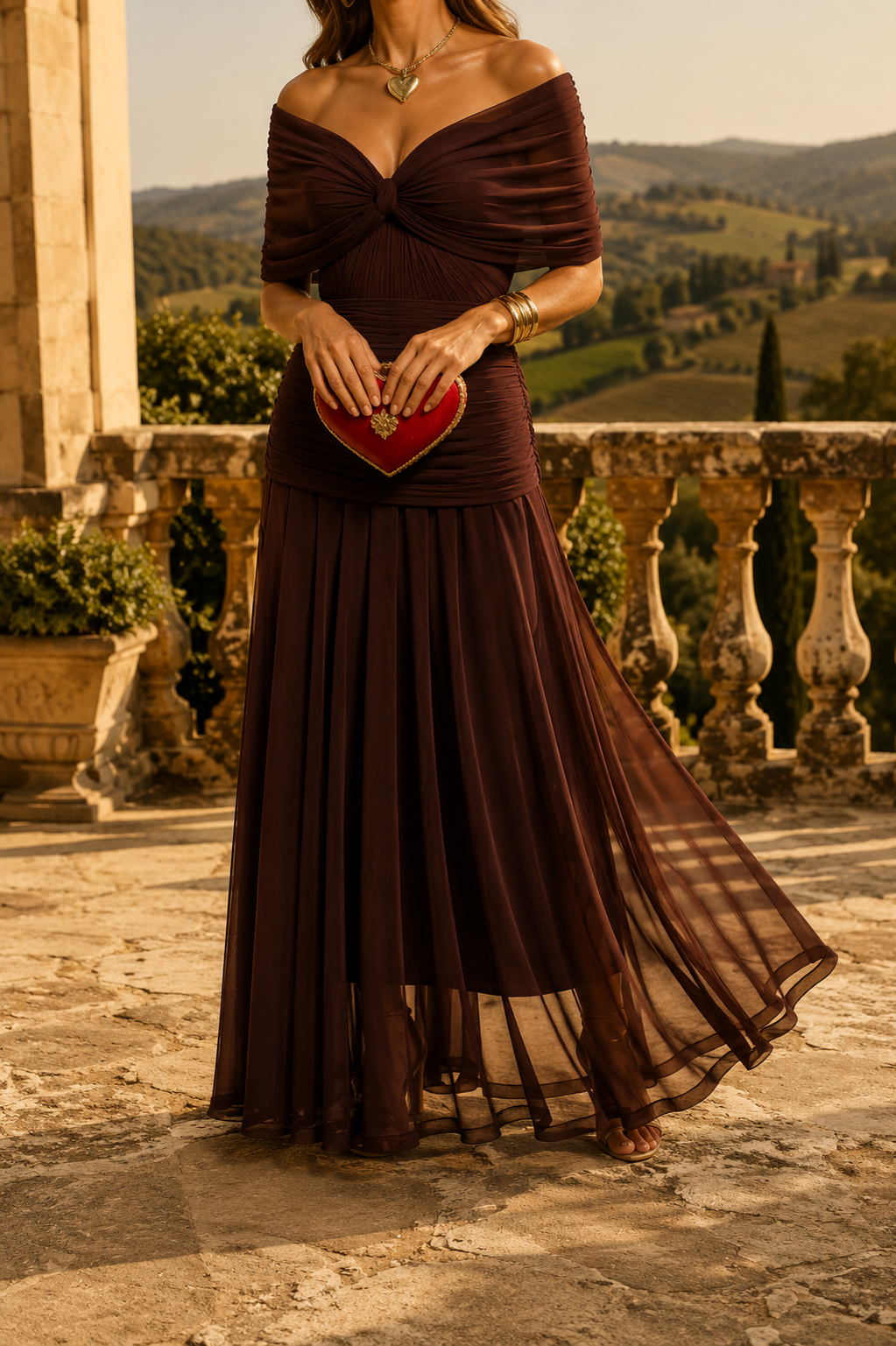 Elegante vestido largo con escote drapeado.