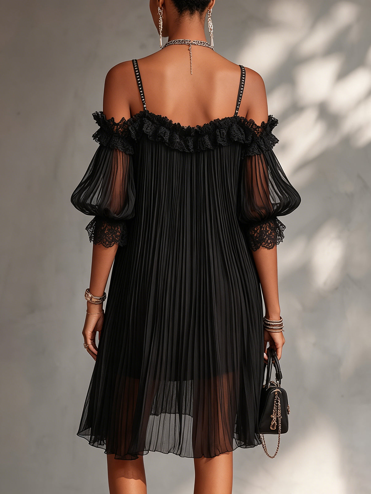Victoria™ Minivestido negro de muselina con hombros descubiertos y ribete de encaje