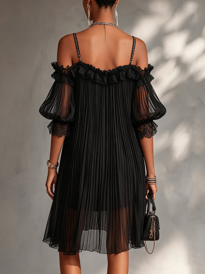 Victoria™ Minivestido negro de muselina con hombros descubiertos y ribete de encaje