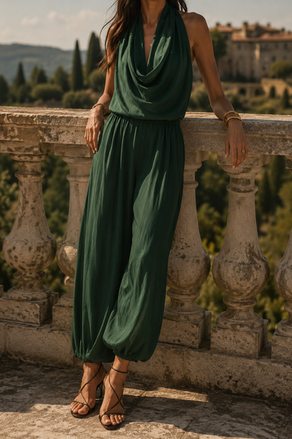 Conjunto refinado con top de escote en V y pantalón ajustado.