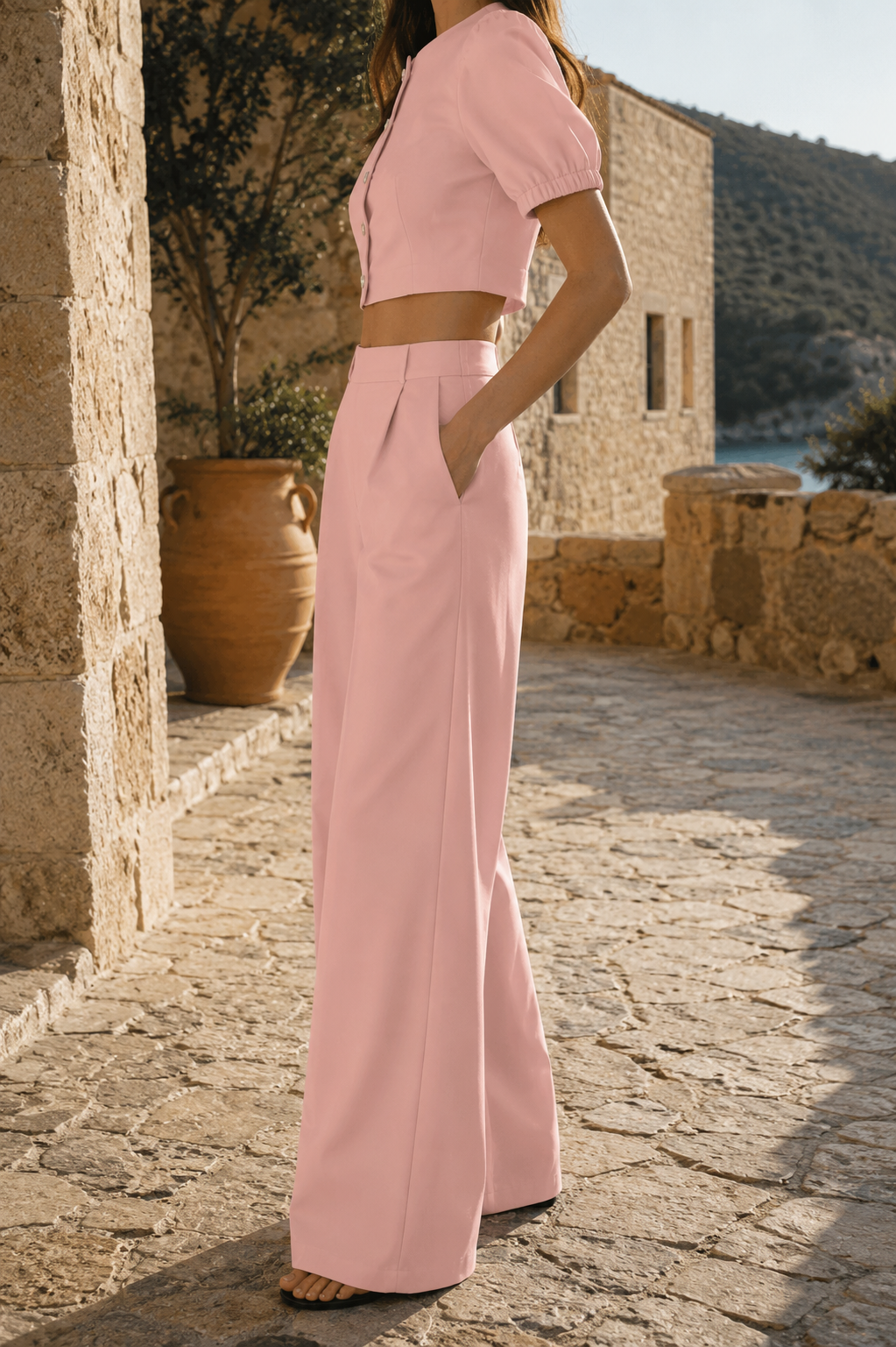 Conjunto sofisticado con top corto y pantalones de pierna ancha.