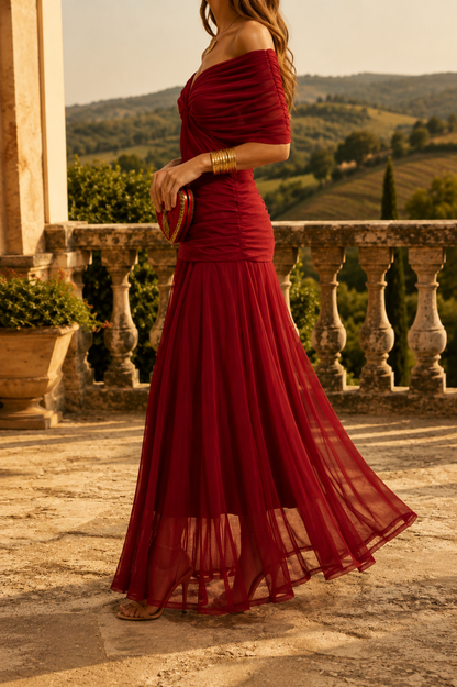 Elegante vestido largo con escote drapeado.