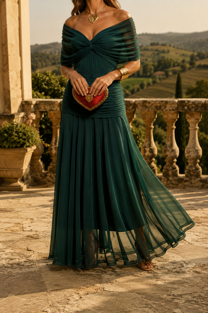 Elegante vestido largo con escote drapeado.