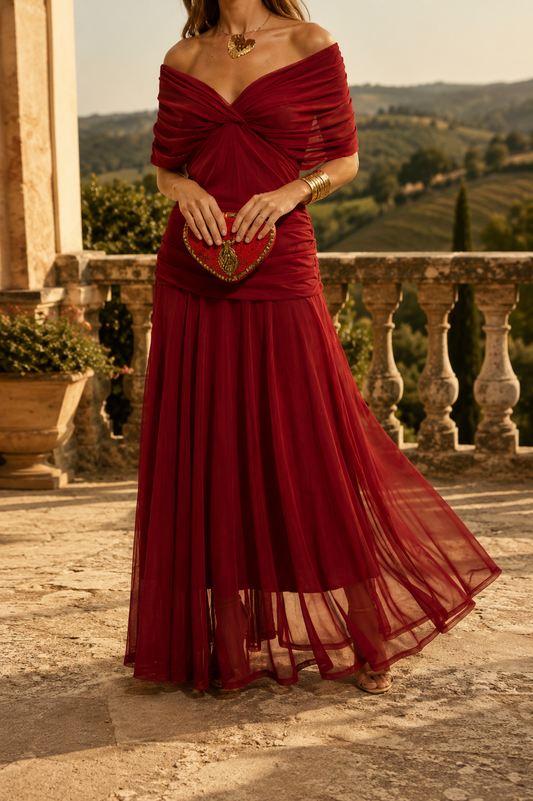 Elegante vestido largo con escote drapeado.