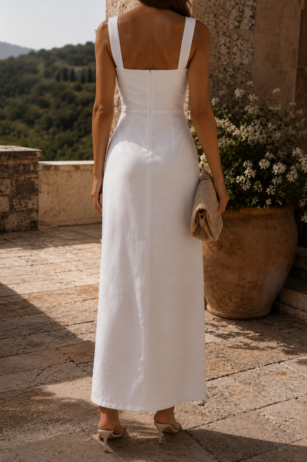Vestido largo ajustado con escote corazón.