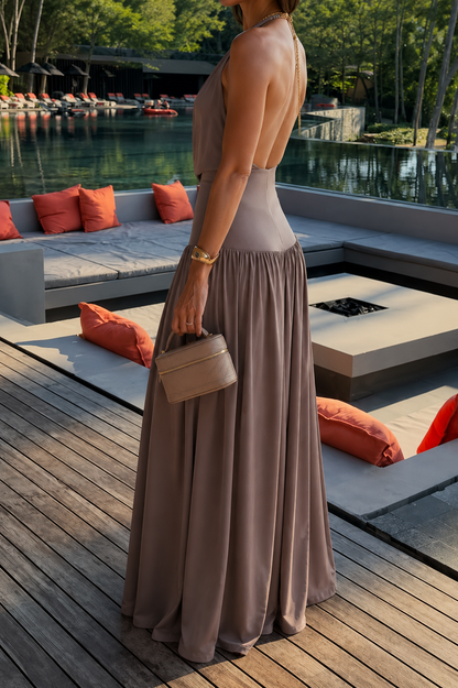 Elegante conjunto con top halter drapeado y pantalones palazzo.