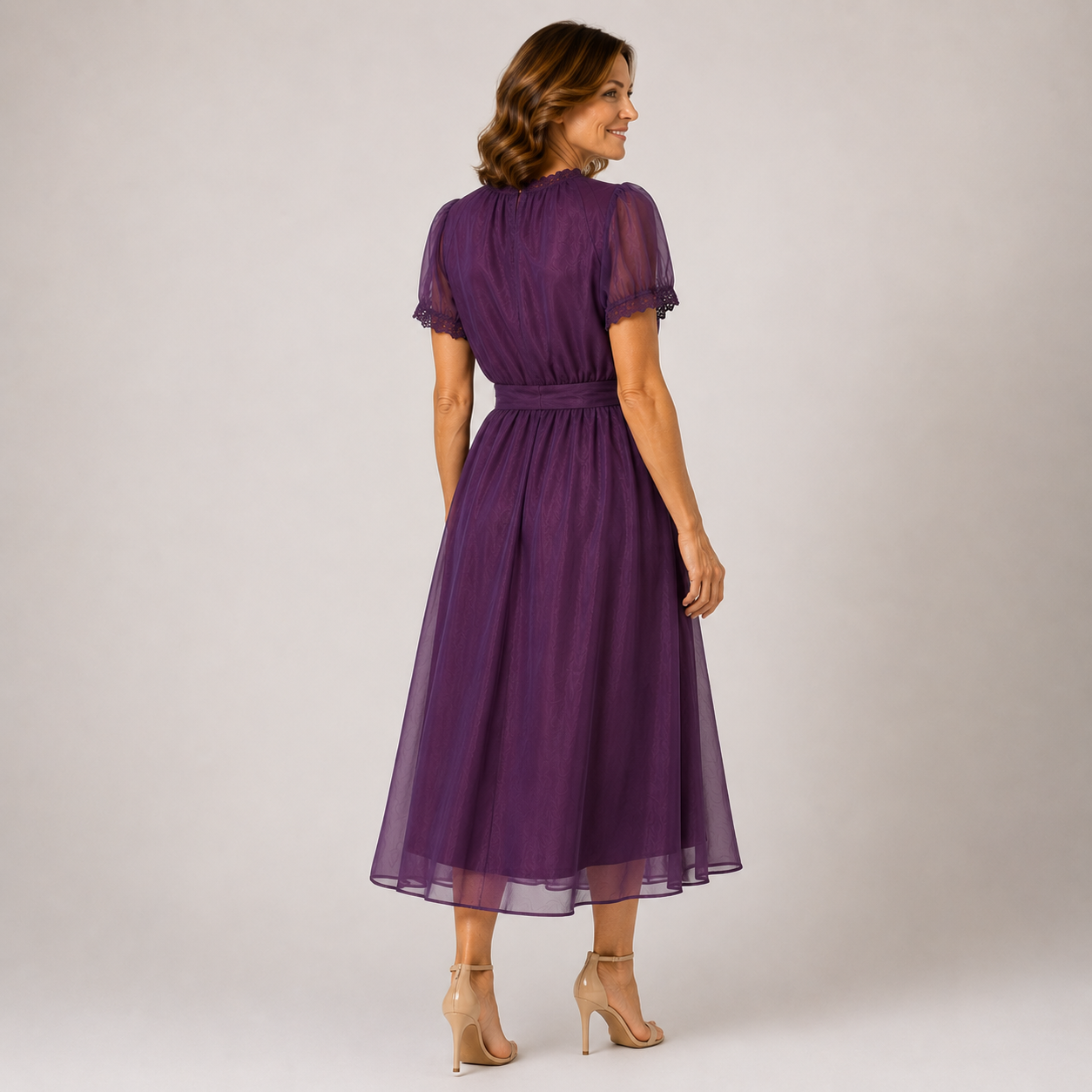 Calmira™ Vestido largo con escote pronunciado y borde de encaje de gasa.