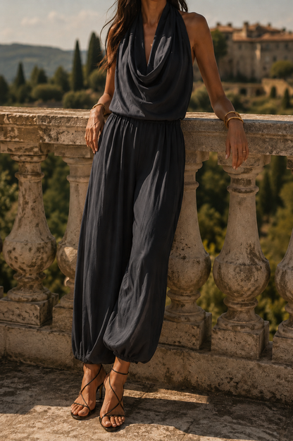 Conjunto refinado con top de escote en V y pantalón ajustado.