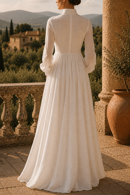 Elegante vestido largo con escote pronunciado.