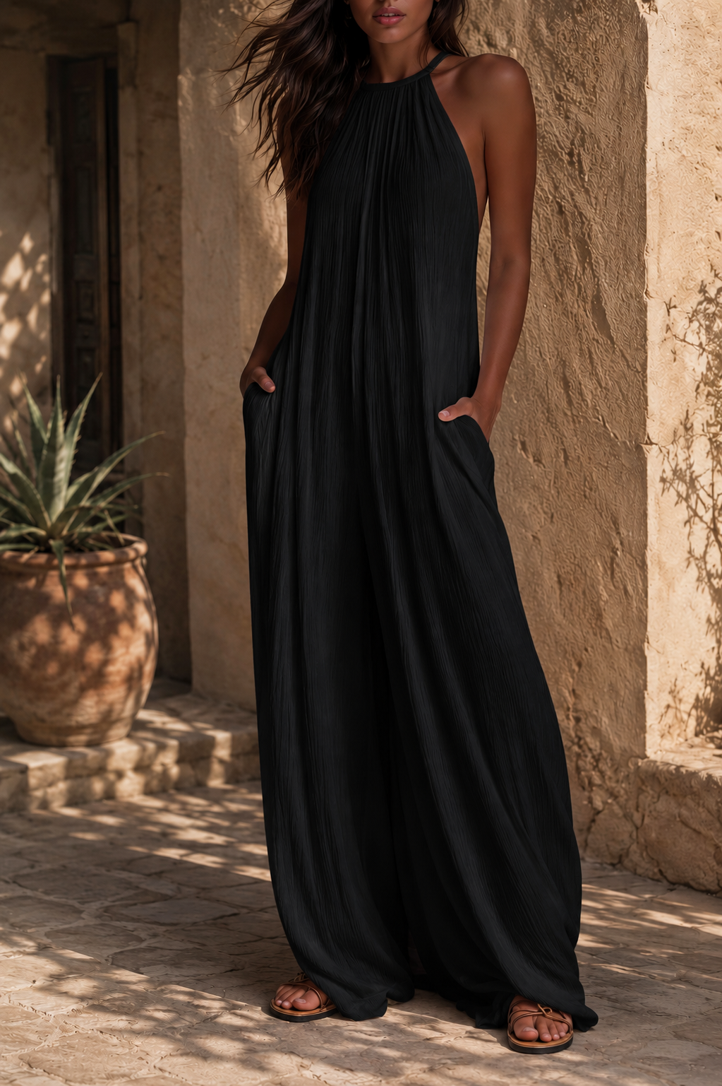 Elegante mono sin mangas con pantalón palazzo.