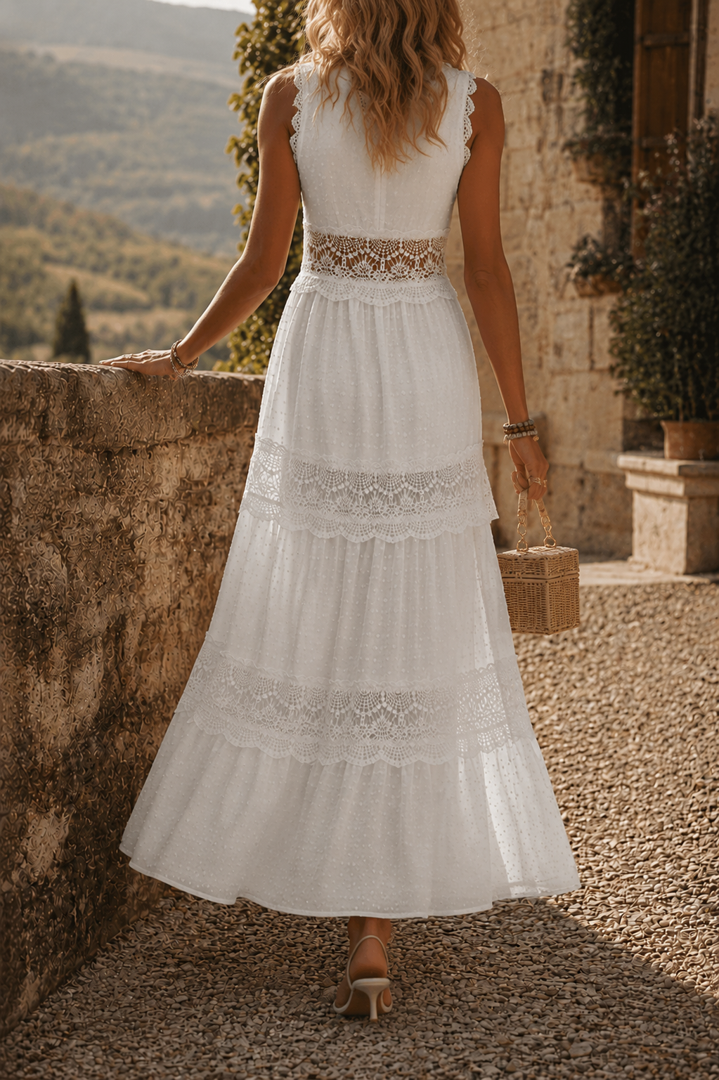 Vestido sin mangas con escote en V e inserciones de encaje.