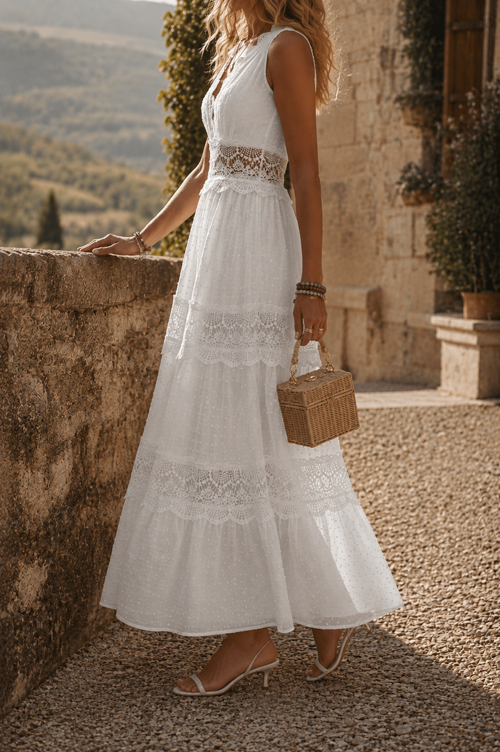 Vestido sin mangas con escote en V e inserciones de encaje.