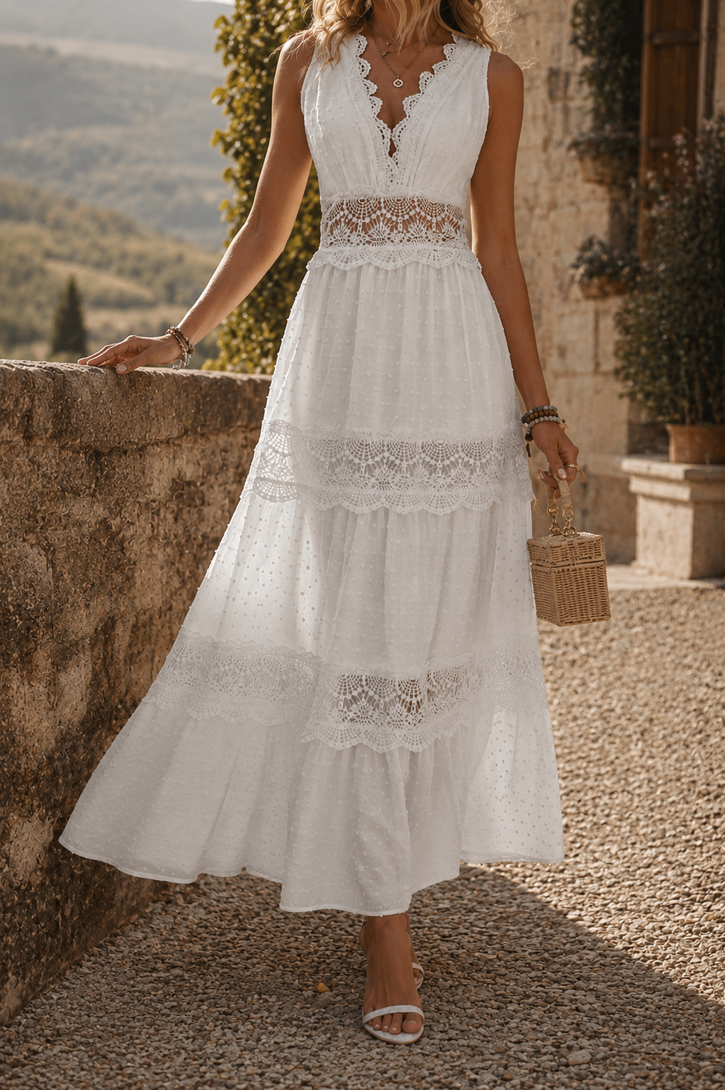 Vestido sin mangas con escote en V e inserciones de encaje.