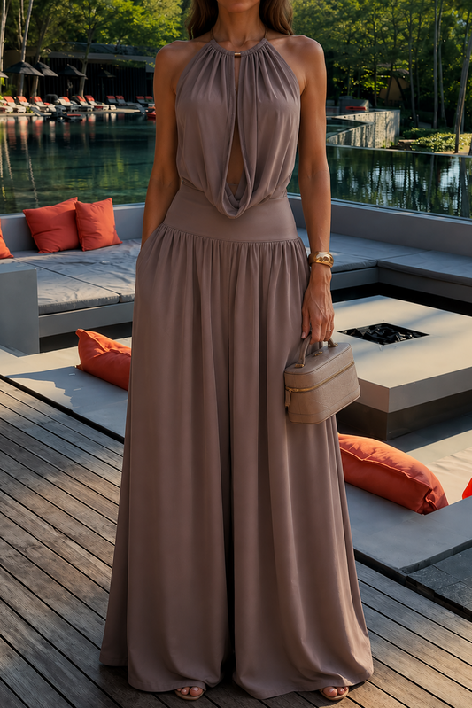 Elegante conjunto con top halter drapeado y pantalones palazzo.