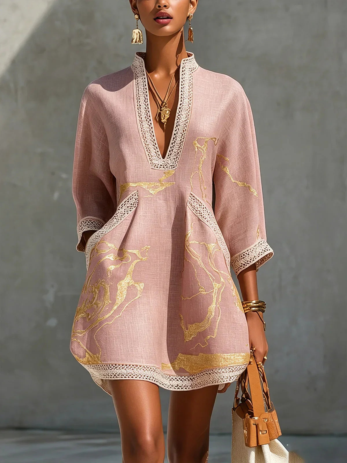 Ángeles™ Minivestido negro con estampado de mármol dorado y encaje de croché.