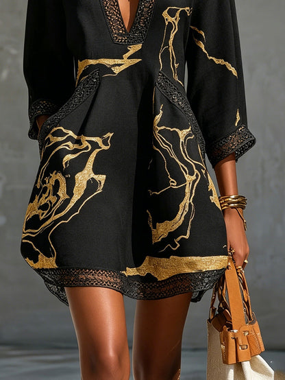 Ángeles™ Minivestido negro con estampado de mármol dorado y encaje de croché.