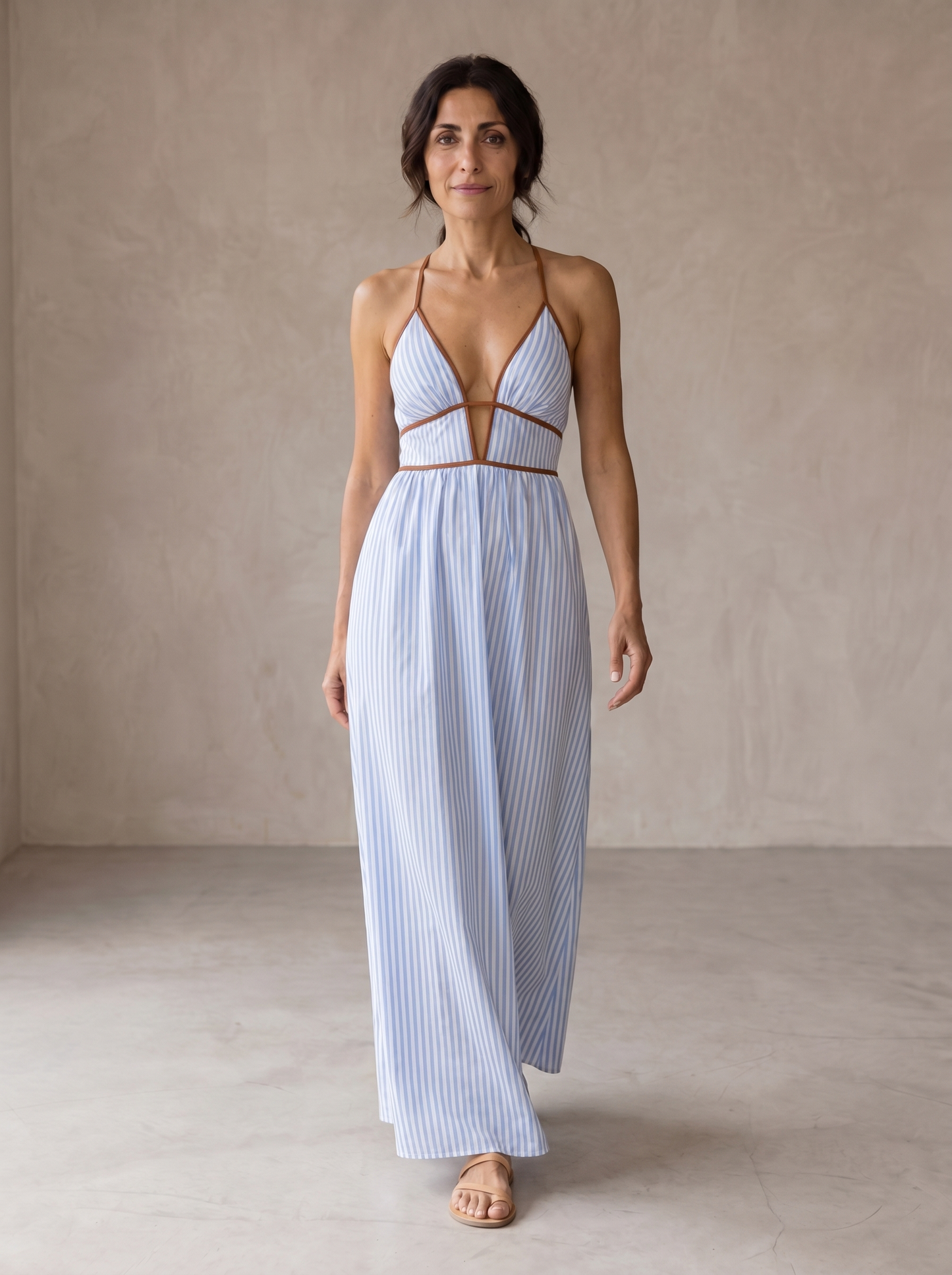 Vintara™ Vestido largo a rayas con escote descubierta