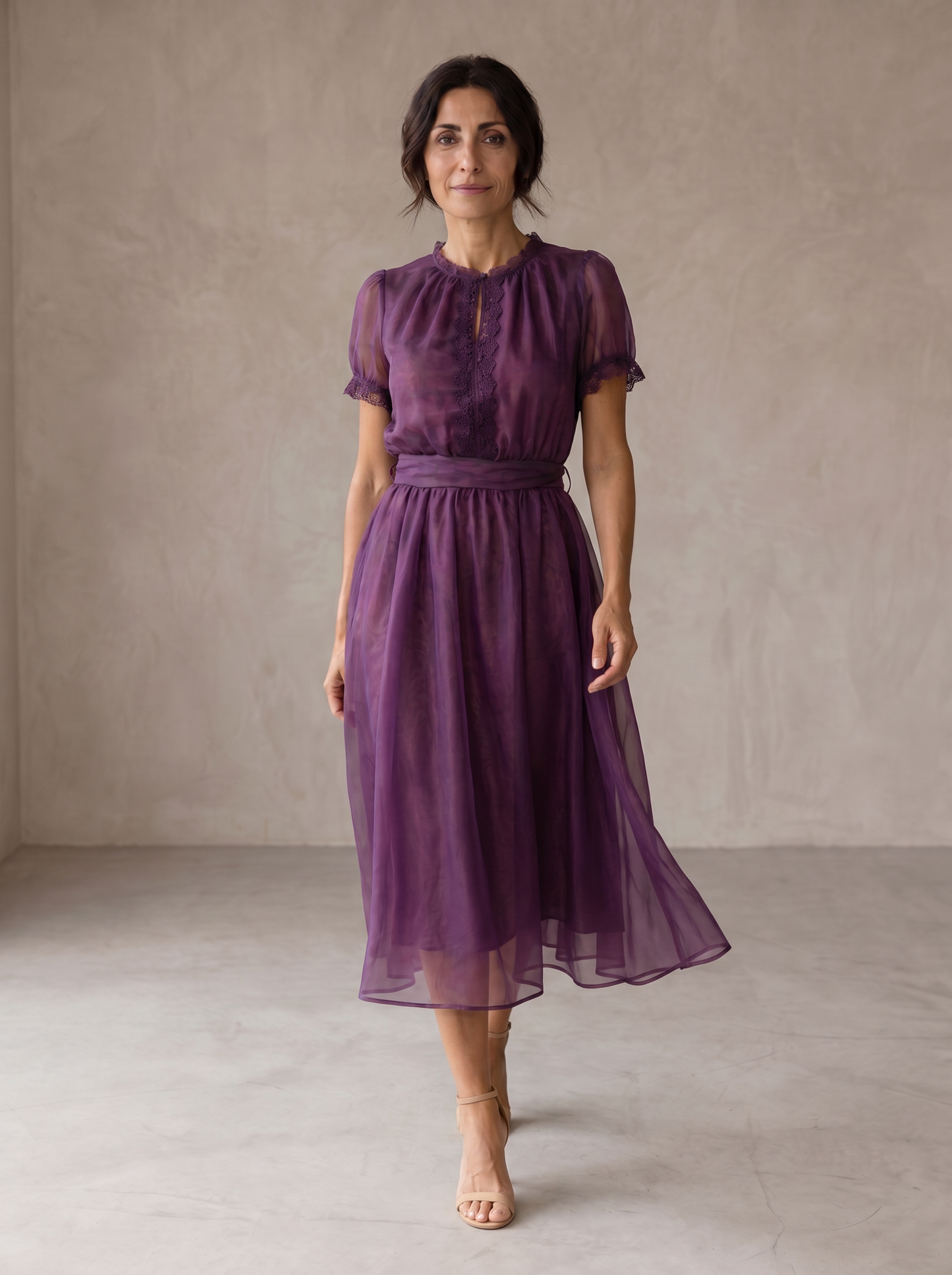 Calmira™ Vestido largo con escote pronunciado y borde de encaje de gasa.